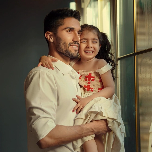 عکس حسین حسینی و فرزندانش