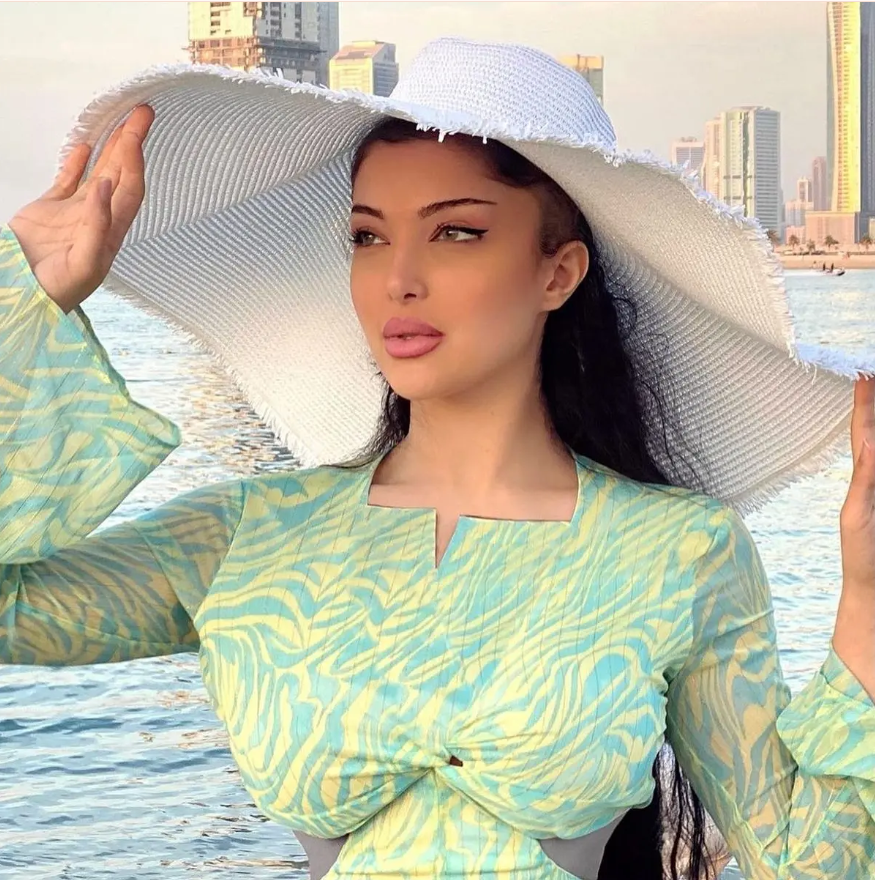 فیلم همسر سپهر حیدری در استخر